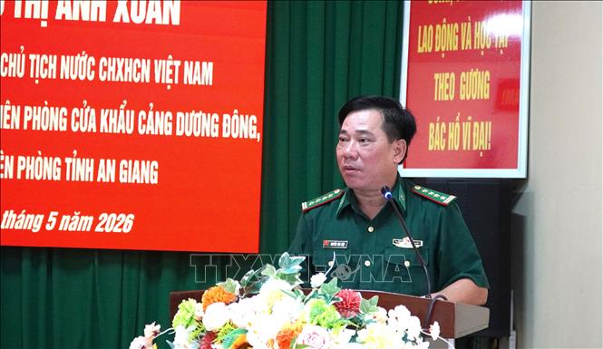 Đại tá Nguyễn Văn Hiệp, Chính ủy Ban Chỉ huy Bộ đội Biên phòng tỉnh An Giang phát biểu tiếp thu ý kiến chỉ đạo của Bí thư Trung ương Đảng, Phó Chủ tịch nước Võ Thị Ánh Xuân. Ảnh: Văn Sĩ - TTXVN