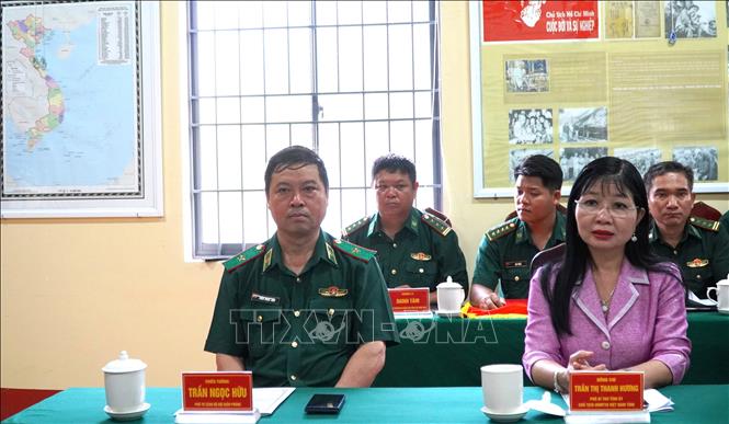 Thiếu tướng Trần Ngọc Hữu, Phó Tư lệnh Bộ đội Biên phòng và Phó Bí thư Tỉnh ủy, Chủ tịch UB MTTQ Việt Nam tỉnh An Giang Trần Thị Thanh Hương dự buổi gặp mặt. Ảnh: Văn Sĩ - TTXVN