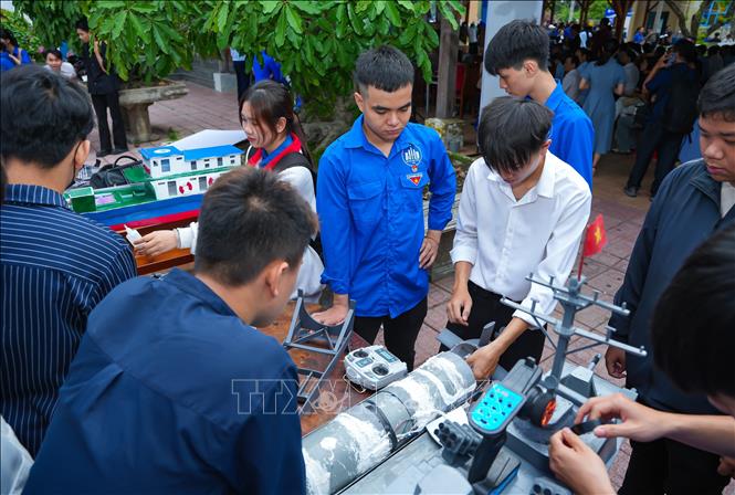 Sinh viên Trường Đại học Nha Trang lắp đặt các sản phẩm khoa học - kỹ thuật liên quan đến tàu biển. Ảnh: Phan Sáu - TTXVN