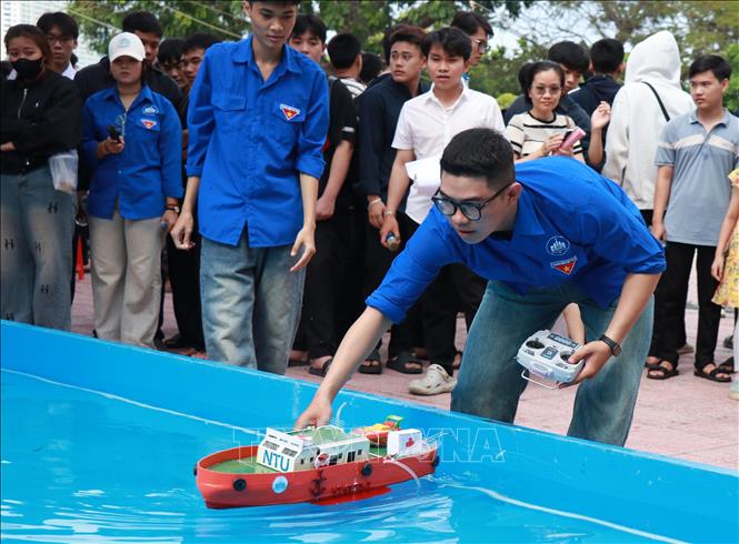 Mô hình tàu thủy dưới nước được sinh viên đưa vào chạy thử. Ảnh: Phan Sáu - TTXVN