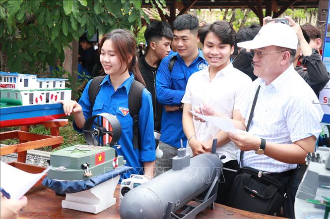 Các mô hình tàu thuyền của sinh viên Trường Đại học Nha Trang. Ảnh: Phan Sáu - TTXVN