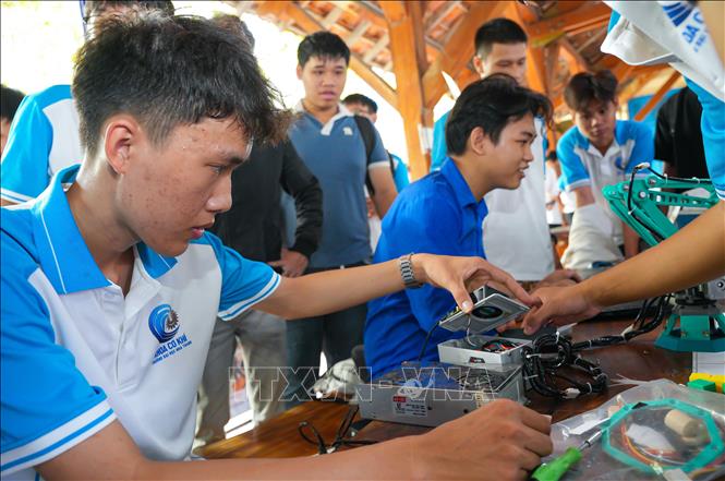 Các sản phẩm khoa học của sinh viên kỹ thuật. Ảnh: Phan Sáu - TTXVN