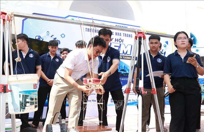 Thử thách vật nặng trên tháp tre rung chấn do sinh viên Trường Đại học Nha Trang sáng tạo. Ảnh: Phan Sáu - TTXVN