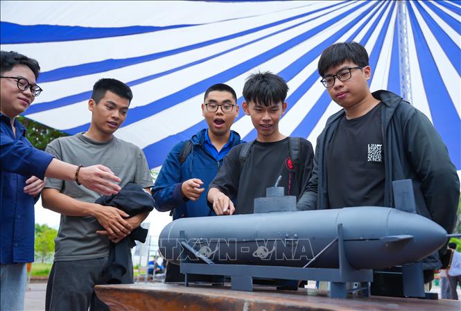  Những sản phẩm mô hình tàu thuyền của viên Khoa Kỹ thuật Biển. Ảnh: Phan Sáu - TTXVN