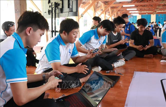Một phần thi sáng tạo robot dò đường của sinh viên Trường Đại học Nha Trang. Ảnh: Phan Sáu - TTXVN