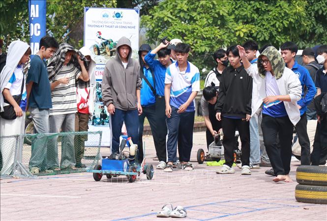 Sinh viên sáng tạo các sản phẩm về mô hình điện tử xe điều khiển vượt địa hình. Ảnh: Phan Sáu - TTXVN