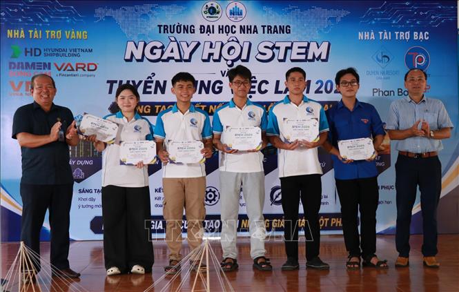 Đại diện Ban tổ chức Trường Đại học Nha Trang trao các giấy nhận các giải về STEM 2026 cho các đội thi đạt giải thưởng 