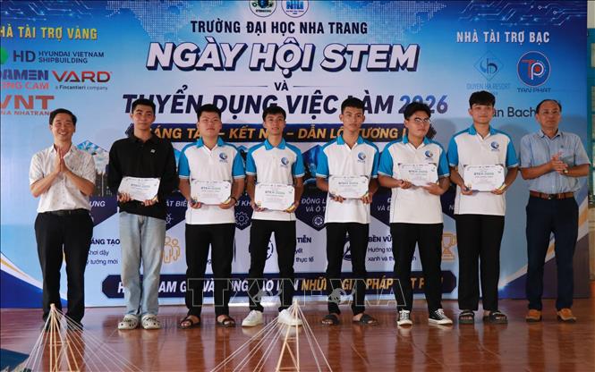 Đại diện Ban tổ chức Trường Đại học Nha Trang trao các giấy nhận các giải về STEM 2026 cho các đội thi đạt giải thưởng 