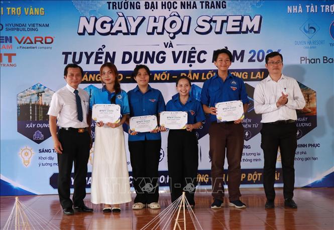 Đại diện Ban tổ chức Trường Đại học Nha Trang trao các giấy nhận các giải về STEM 2026 cho các đội thi đạt giải thưởng 