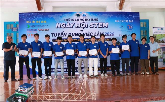 Đại diện Ban tổ chức Trường Đại học Nha Trang trao các giấy nhận các giải về STEM 2026 cho các đội thi đạt giải thưởng 