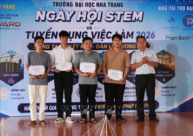 Đại diện Ban tổ chức Trường Đại học Nha Trang trao các giấy nhận các giải về STEM 2026 cho các đội thi đạt giải thưởng 