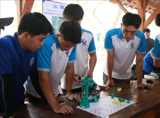 Sinh viên nghiên cứu sản phẩm robot gặp vật  trong cuộc thi STEM 2026. Ảnh: Phan Sáu - TTXVN