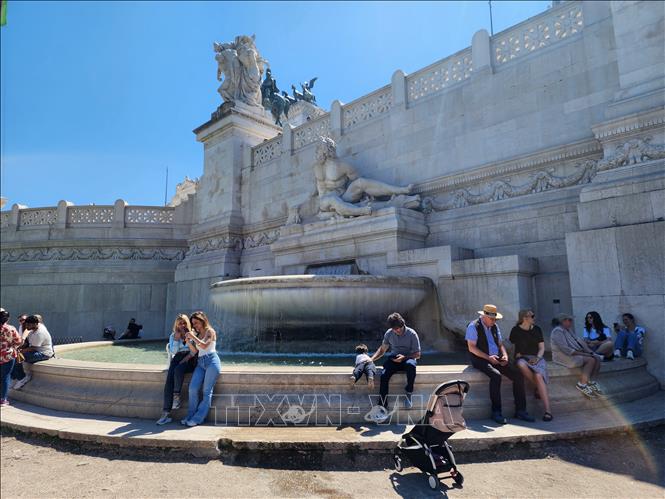 Fontana del Tirreno ở Quảng trường Venezia - điểm dừng chân nghỉ ngơi cho du khách bên cạnh Đài tưởng niệm Vittorino Emmanuele II nổi tiếng ở thủ đô Rome (Italy). Ảnh: TTXVN