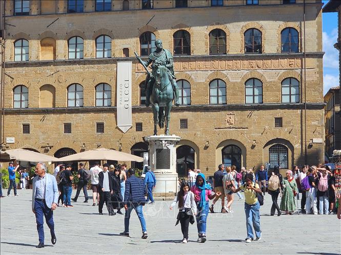 Piazza della Signoria - nơi để du khách cảm nhận nhịp sống tại Firenze. Đây từng là trung tâm chính trị xưa kia của vùng, hội tụ nhiều kiệt tác nghệ thuật, như đài phun nước Neptune, tượng David bản sao của Michelangelo và nhiều tác phẩm điêu khắc quý giá khác. Ảnh: TTXVN
