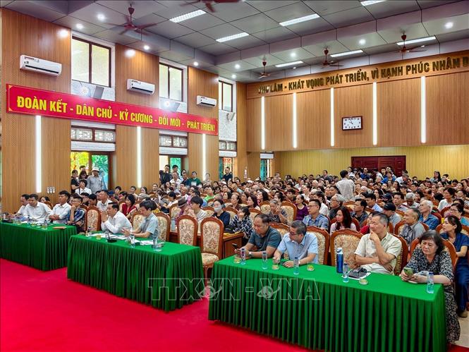 Đông đảo người dân phường Hồng Hà tham dự hội nghị hướng dẫn, giải đáp các thủ tục liên quan đến tái định cư tại xã Thư Lâm. Ảnh: Trung Nguyên - TTXVN