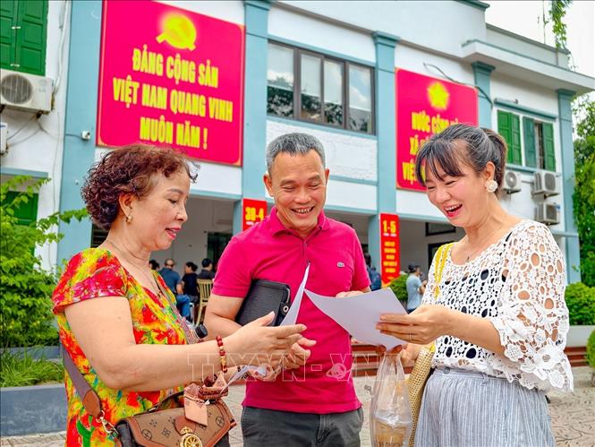 Sau khi được chính quyền địa phương giải đáp các thủ tục liên quan đến tái định cư, người dân phường Hồng Hà vui mừng, phấn khởi và yên tâm hơn về nơi ở mới tại xã Thư Lâm. Ảnh: Trung Nguyên - TTXVN