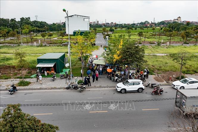 Ngày 16/5/2026, người dân phường Hồng Hà tìm hiểu vị trí các lô đất tại khu tái định cư tại xã Thư Lâm trước khi chuyển đến nơi ở mới. Ảnh: Trung Nguyên - TTXVN