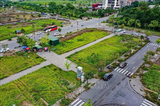 Khu tái định cư xã Thư Lâm được đầu tư hạ tầng đồng bộ với hệ thống đường giao thông, điện, nước và cây xanh hoàn thiện, tạo điều kiện thuận lợi để người dân phường Hồng Hà sớm ổn định cuộc sống tại nơi ở mới. Ảnh: Trung Nguyên - TTXVN