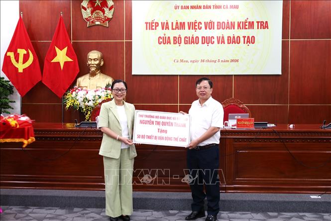 Đoàn công tác Bộ Giáo dục và Đào tạo tặng Sở Giáo dục và Đào tạo Cà Mau 50 bộ thiết bị vận động thể chất. Ảnh: Tuấn Kiệt – TTXVN