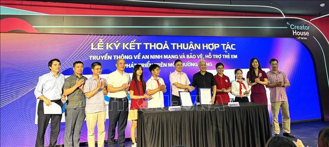 Hiệp hội An ninh mạng quốc gia và TikTok ký kết Biên bản ghi nhớ (MOU) về việc phối hợp triển khai các hoạt động truyền thông về an ninh mạng. Ảnh: Hoàng Vân - TTXVN
