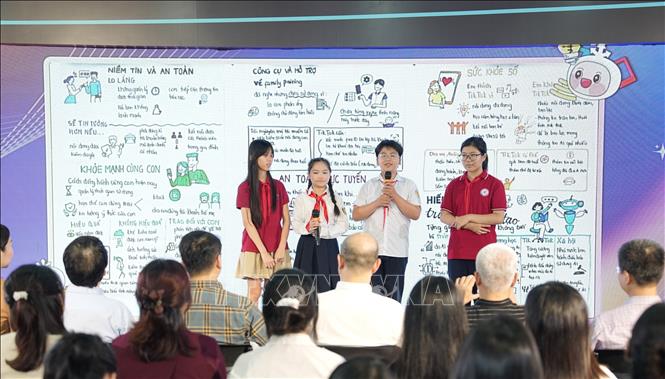 Học sinh chia sẻ tại chương trình.  Ảnh: Hoàng Vân - TTXVN