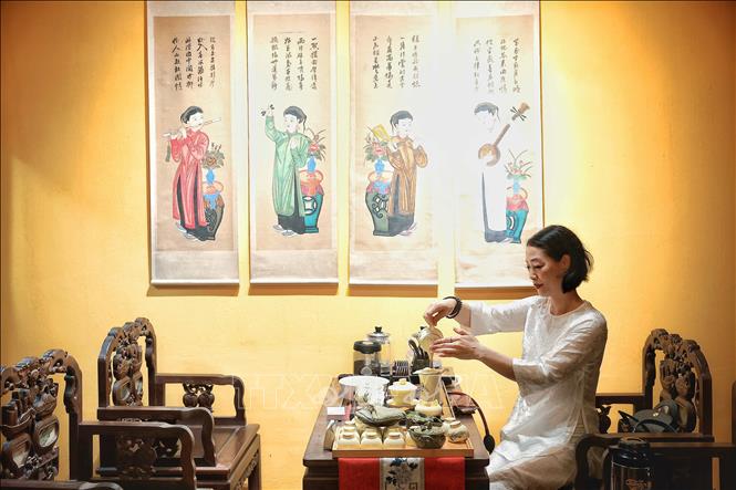 Không gian trà đạo được tái hiện với các vật dụng mang đậm dấu ấn văn hóa Hà Nội xưa tại Ngôi nhà Di sản 87 Mã Mây. Ảnh: Phạm Tuấn Anh - TTXVN