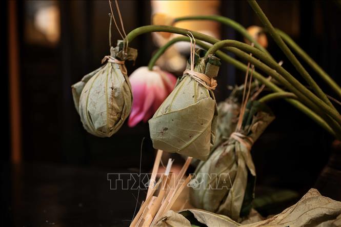 Sau khi “ướp xổi”, những bông sen sẽ được cắm lại vào bình ướp sau 3 ngày, giúp hương sen thấm nhẹ vào từng cánh trà. Phạm Tuấn Anh - TTXVN