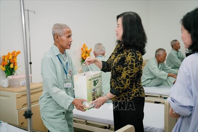 Bộ trưởng Y tế Đào Hồng Lan thăm, tặng quà cho các bệnh nhân. Ảnh:Trịnh Duy Hưng - TTXVN