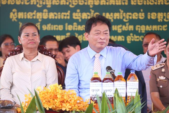 Tiến sĩ Mong Reththy - Chủ nhiệm Ủy ban thứ 3 Thượng viện Campuchia - chủ trì  lễ khởi động dự án tái canh hơn 1 triệu cây cọ dầu trên địa bàn xã Ta Ney, huyện Prey Nob, tỉnh Preah Sihanouk, Vương quốc Campuchia. Ảnh: Huỳnh Thảo - PV TTXVN tại Campuchia 