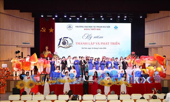 Kỷ niệm 15 năm là dịp để nhìn lại chặng đường đã qua, là cuộc hội ngộ của những mùa thanh xuân, với những bài giảng năm nào,với tiếng chuông giảng đường, … và tình bạn, tình thầy trò vẫn còn nguyên vẹn theo năm tháng. Ảnh: Thanh Tùng - TTXVN