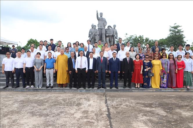 Đại sứ Nguyễn Minh Tâm cùng đoàn đại biểu chụp ảnh kỷ niệm tại Tượng đài Liên minh chiến đấu Việt-Lào, tỉnh Khammouane. Ảnh: Xuân Tú - PV TTXVN tại Lào