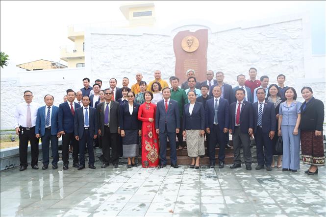 Đại sứ Nguyễn Minh Tâm cùng đoàn đại biểu chụp ảnh kỷ niệm tại Khu di tích lịch sử Chủ tịch Hồ Chí Minh ở tỉnh Savannakhet. Ảnh: Xuân Tú - PV TTXVN tại Lào