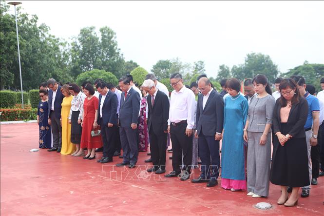 Đại sứ Nguyễn Minh Tâm cùng đoàn đại biểu thực hiện nghi thức dâng hoa, dâng hương trước Tượng đài Chủ tịch Kaysone Phomvihane ở tỉnh Savannakhet. Ảnh: Xuân Tú - PV TTXVN tại Lào