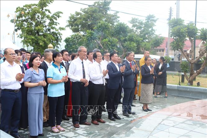 Đại sứ Nguyễn Minh Tâm cùng đoàn đại biểu thực hiện nghi thức dâng hoa, dâng hương tại Khu di tích lịch sử Chủ tịch Hồ Chí Minh ở tỉnh Savannakhet. Ảnh: Xuân Tú - PV TTXVN tại Lào