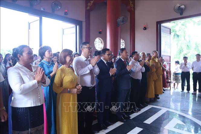 Đại sứ Nguyễn Minh Tâm cùng đoàn đại biểu thực hiện nghi thức dâng hoa, dâng hương tại Khu lưu niệm Chủ tịch Hồ Chí Minh ở bản Xiengvang, huyện Nongbok, tỉnh Khammouane. Ảnh: Xuân Tú - PV TTXVN tại Lào