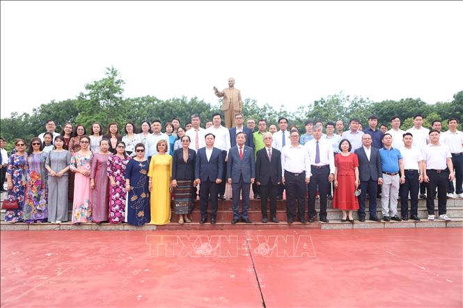 Đại sứ Nguyễn Minh Tâm cùng đoàn đại biểu chụp ảnh kỷ niệm tại Tượng đài Chủ tịch Kaysone Phomvihane ở tỉnh Savannakhet. Ảnh: Xuân Tú - PV TTXVN tại Lào