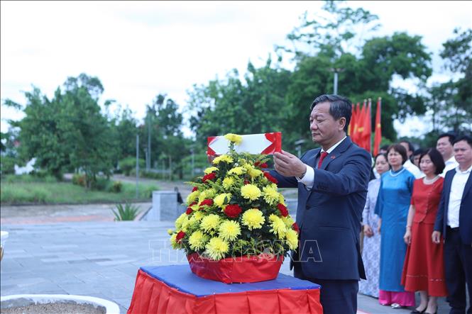 Đại sứ Nguyễn Minh Tâm cùng đoàn đại biểu thực hiện nghi thức dâng hoa tại Tượng đài Liên minh chiến đấu Việt-Lào, tỉnh Khammouane. Ảnh: Xuân Tú - PV TTXVN tại Lào