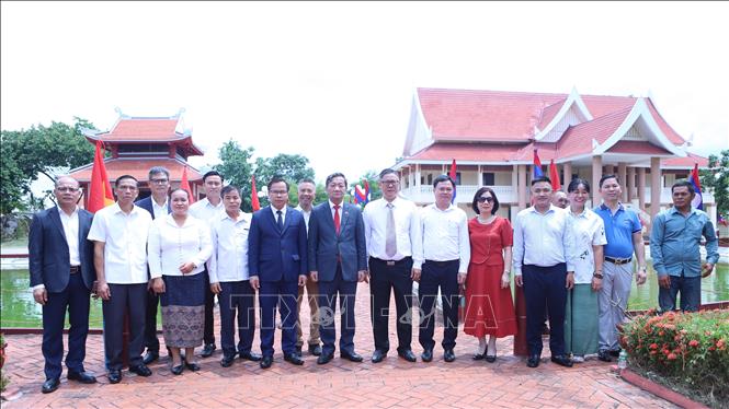 Đại sứ Nguyễn Minh Tâm cùng đoàn đại biểu chụp ảnh kỷ niệm tại Khu lưu niệm Chủ tịch Hồ Chí Minh ở bản Xiengvang, huyện Nongbok, tỉnh Khammouane. Ảnh: Xuân Tú - PV TTXVN tại Lào