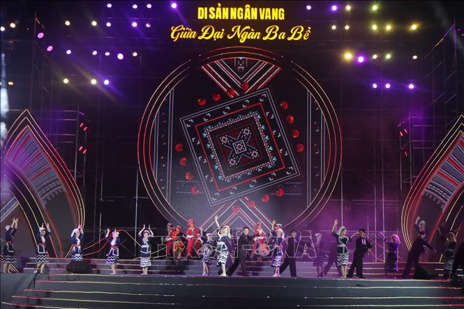 Các tiết mục nghệ thuật trong chương trình. Ảnh: Vũ Hoàng Giang - TTXVN