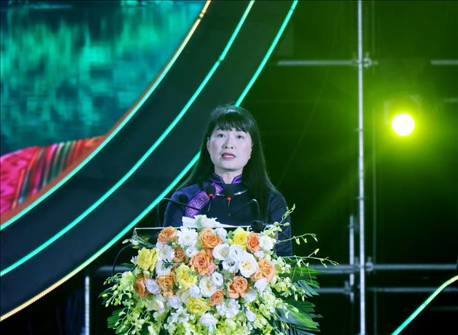 Bà Hà Thị Bích Hồng, Giám đốc Sở Văn hóa, Thể thao và Du lịch tỉnh Thái Nguyên phát biểu khai mạc chương trình nghệ thuật. Ảnh: Vũ Hoàng Giang - TTXVN