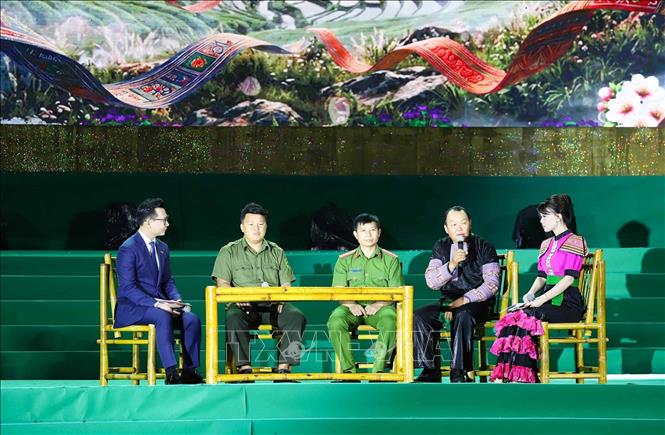 Nội dung toạ đàm tại Chương trình nghệ thuật “Vì bình yên bản làng”. Ảnh: TTXVN phát