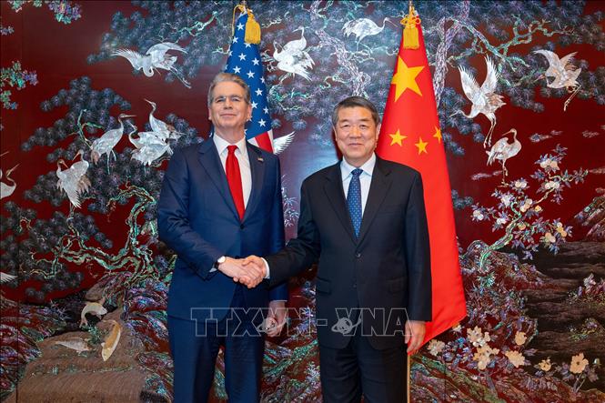 Bộ trưởng Tài chính Mỹ Scott Bessent (trái) và Phó Thủ tướng Trung Quốc Hà Lập Phong tại cuộc tham vấn kinh tế - thương mại ở Hàn Quốc ngày 13/5/2026. Ảnh: THX/TTXVN