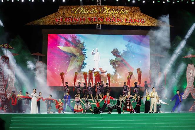 Tiết mục trình diễn tại chương trình nghệ thuật “Vì bình yên bản làng”. Ảnh: TTXVN phát