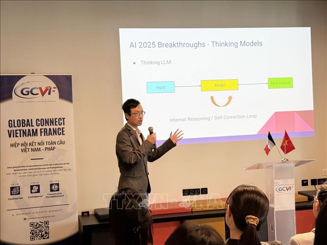 Ông Đặng Việt Dũng, kỹ sư phần mềm cao cấp của Google DeepMind tại London, trình bày tham luận tại hội thảo chuyên đề “AI trong nghiên cứu và kinh doanh – Từ tầm nhìn đến triển khai thực tiễn” được tổ chức cùng lễ ra mắt GCVF. Ảnh: Hữu Chiến - P/v TTXVN tại Pháp