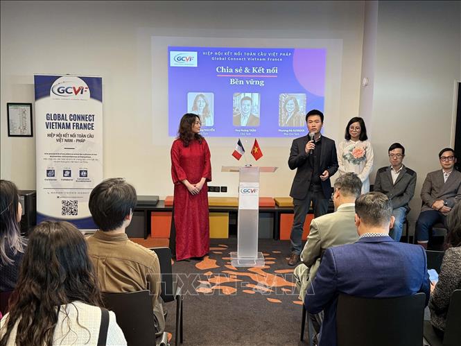 Ban lãnh đạo Hiệp hội Kết nối Toàn cầu Việt Pháp (GCVF) chính thức ra mắt. Ảnh: Hữu Chiến - P/v TTXVN tại Pháp