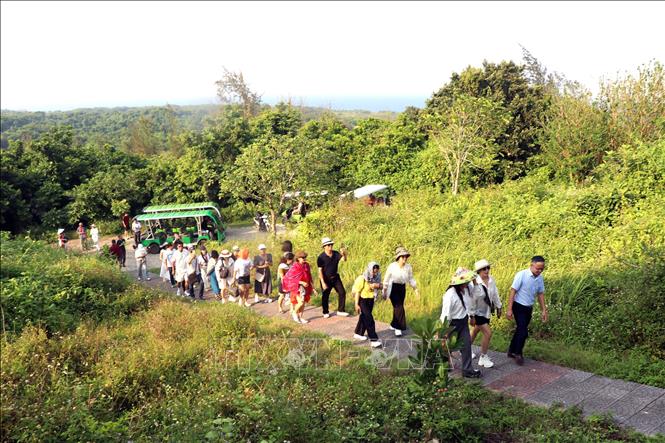 The pristine natural landscape and rich, glorious history are creating a unique appeal for the Con Co Special Economic Zone, making it an increasingly attractive destination for tourists. VNA Photo: Nguyên Linh