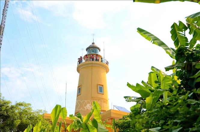 Tourists enjoy admiring the panoramic view of Con Co Island from the top of the lighthouse, which offers a sweeping view of the open sea. VNA Photo: Nguyên Linh
