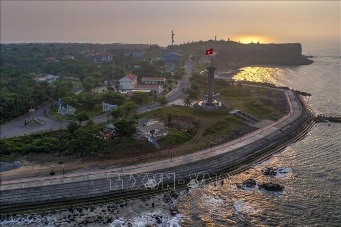 Developing Con Co Island into a tourism and service center, while maintaining its role as a strong outpost at sea. VNA Photo/Photo by courtesy