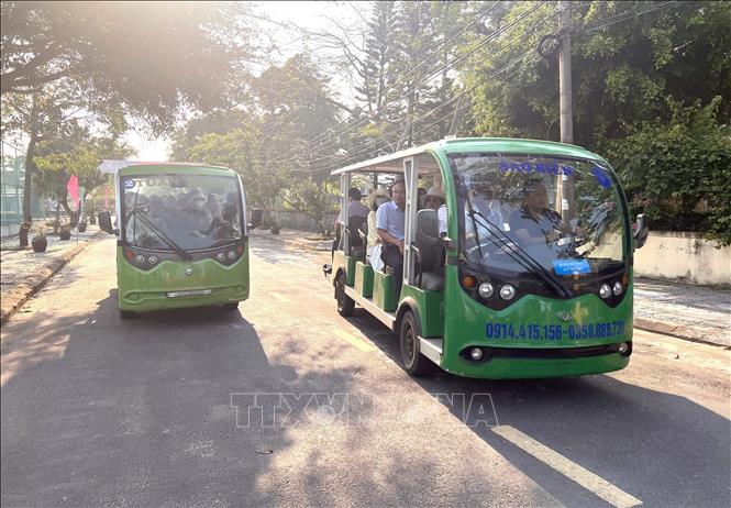 Tourists explore Con Co Island by electric vehicle – an environmentally friendly mode of transport, in line with the direction of ecotourism development, contributing to a leisurely journey of discovery amidst the still largely intact island landscape. VNA Photo: Nguyên Linh