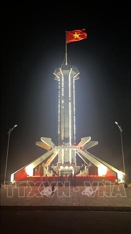 The flagpole on Con Co Island, a sacred symbol affirming national sovereignty, is the first stop for many tourists when they set foot on this strategically important island. VNA Photo: Nguyên Linh